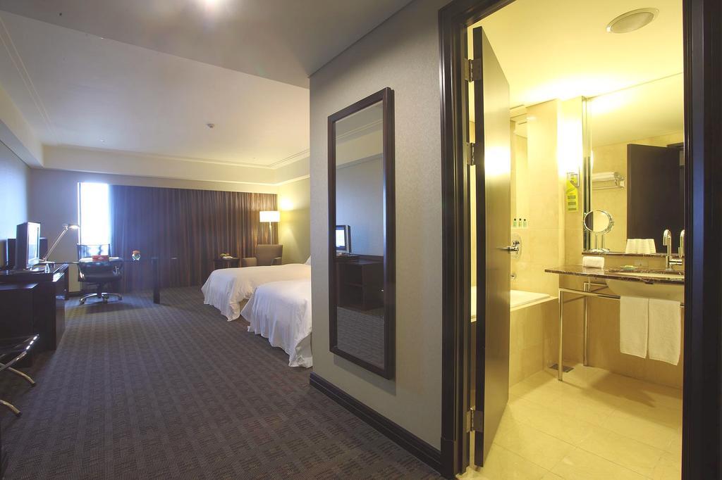 Tayih Landis Hotel Tainan Exterior foto A room at the hotel
