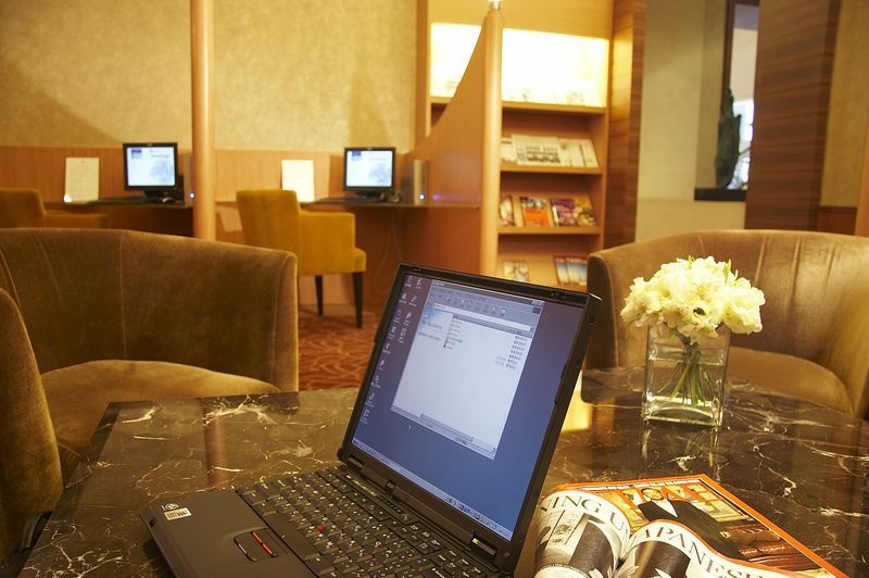 Tayih Landis Hotel Tainan Exterior foto A laptop computer