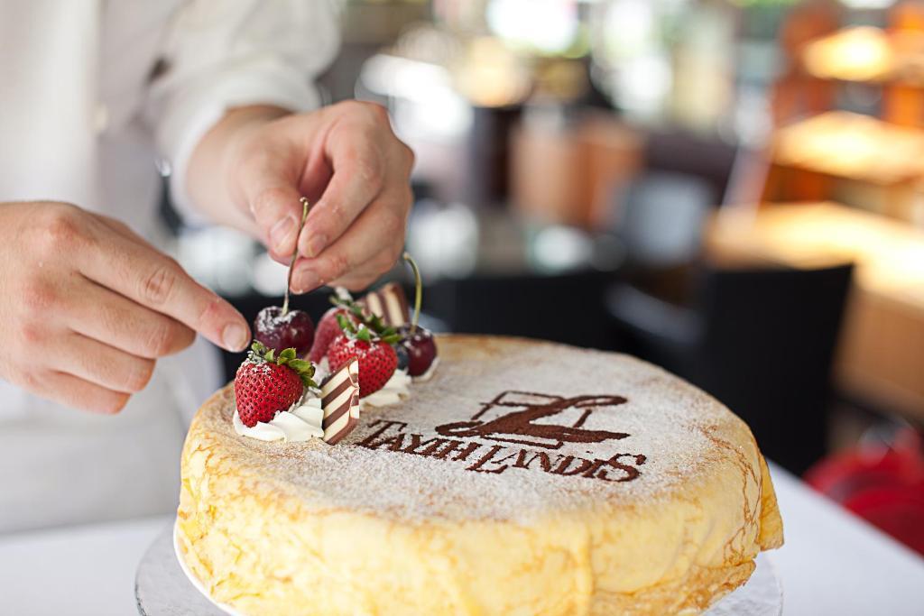 Tayih Landis Hotel Tainan Exterior foto A pastry chef decorating a cake