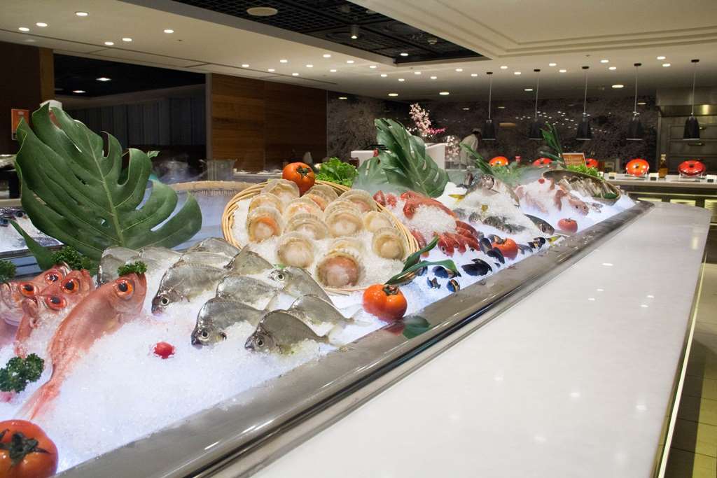 Tayih Landis Hotel Tainan Restaurant foto Seafood display at a buffet