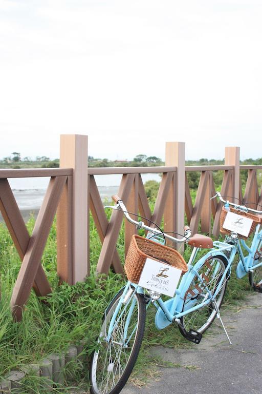 Tayih Landis Hotel Tainan Exterior foto Bicycle sharing at the wetland park