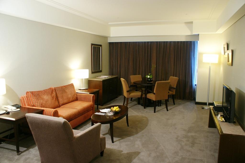 Tayih Landis Hotel Tainan Zimmer foto A suite at the hotel