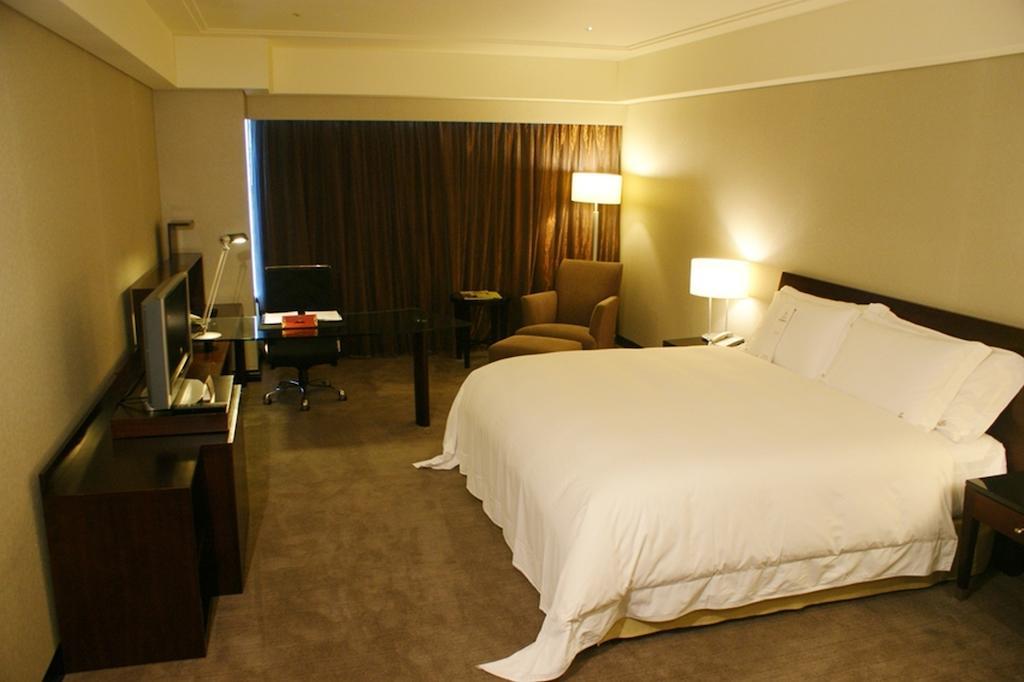 Tayih Landis Hotel Tainan Zimmer foto A room at the hotel