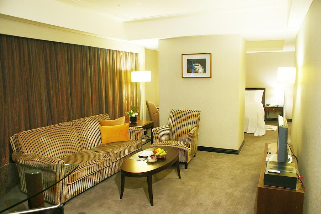Tayih Landis Hotel Tainan Zimmer foto A living room in a suite