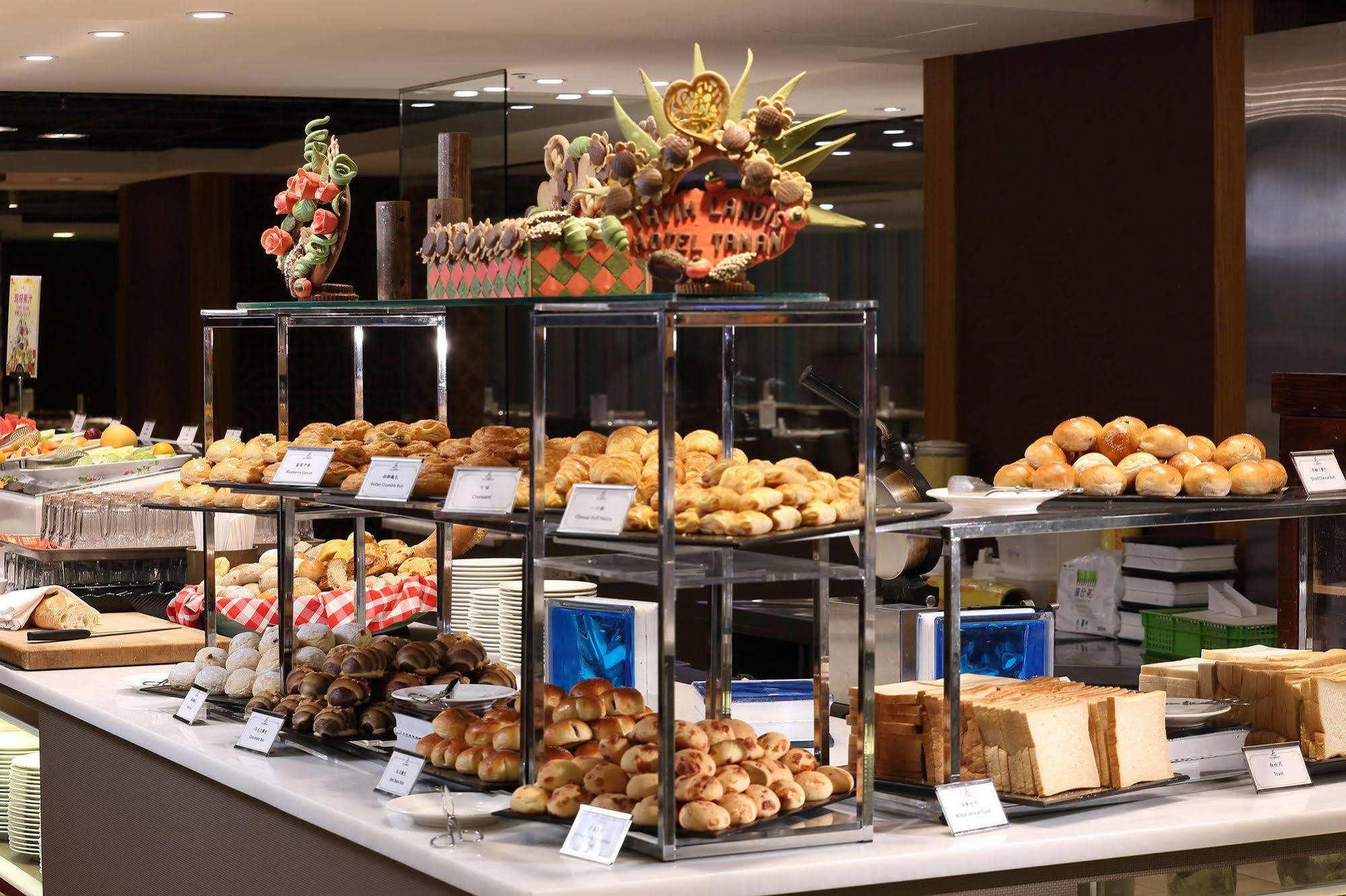 Tayih Landis Hotel Tainan Exterior foto A bread station