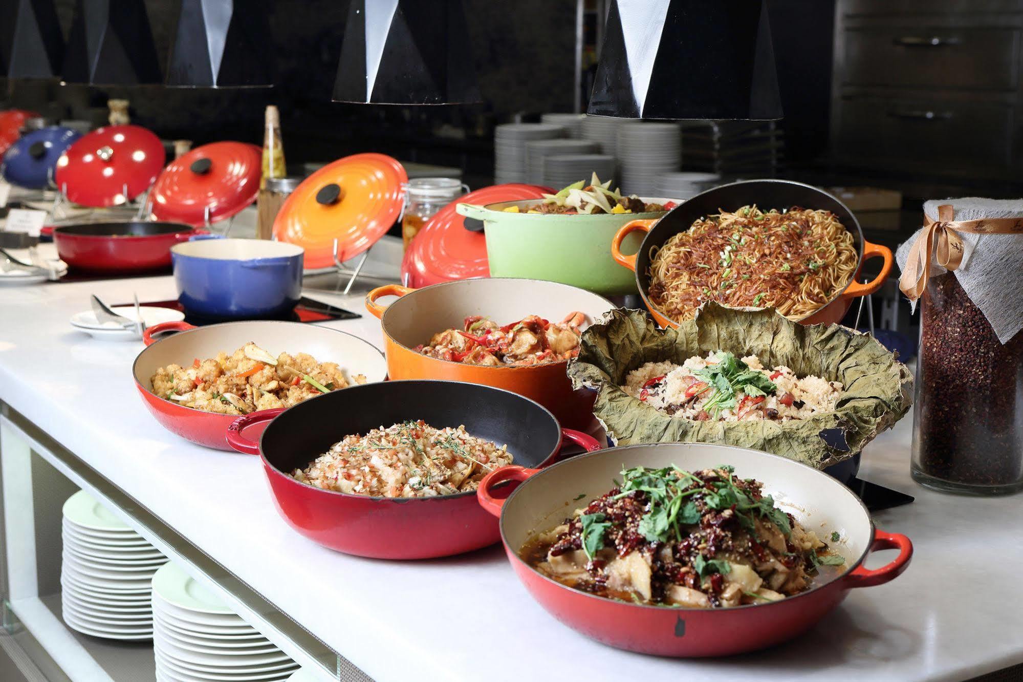 Tayih Landis Hotel Tainan Exterior foto Le Creuset cookware