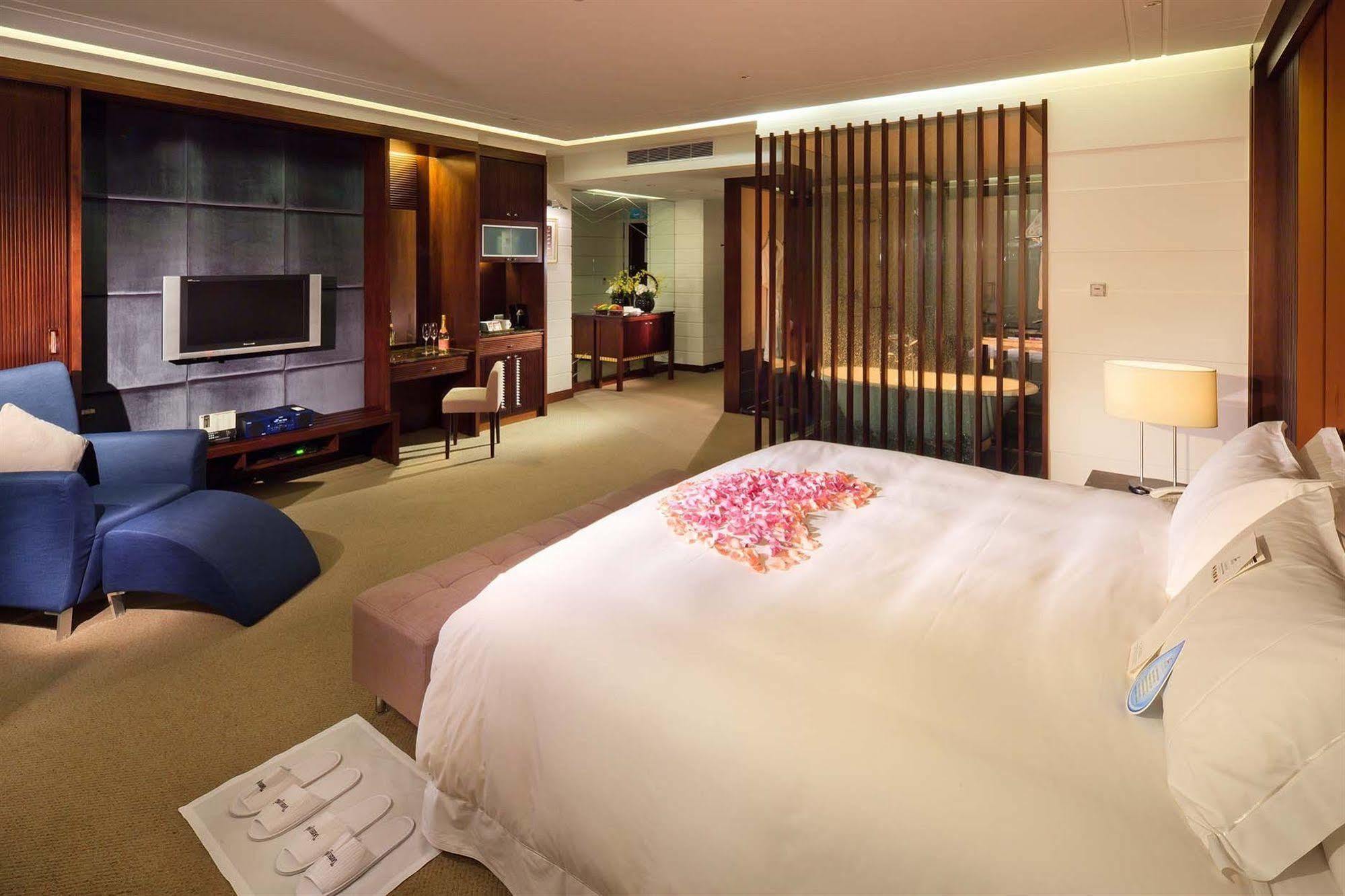 Tayih Landis Hotel Tainan Exterior foto A room at the hotel