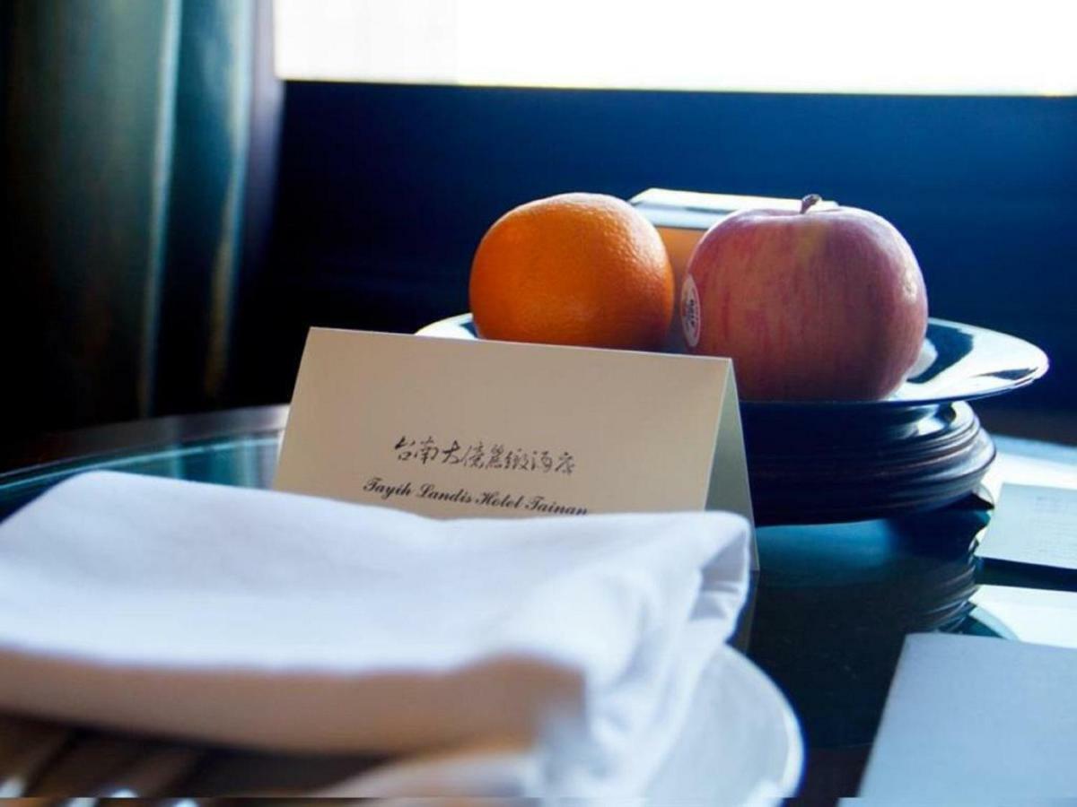 Tayih Landis Hotel Tainan Exterior foto A turndown service card