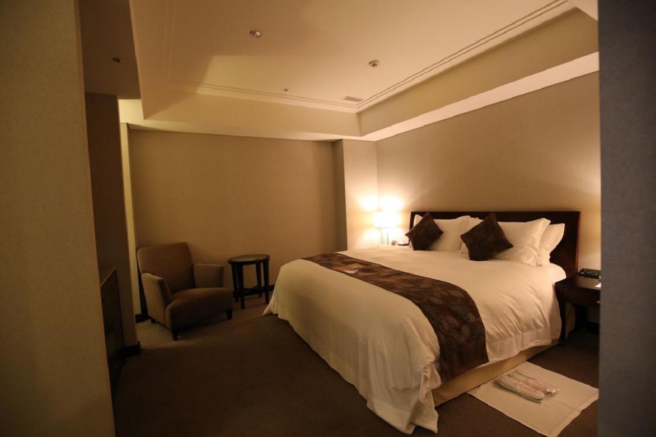 Tayih Landis Hotel Tainan Exterior foto A room at the hotel